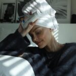 Caroline Receveur Instagram - Comfort in a tube 🩵 Vous le savez les produits @larocheposay m’accompagnent depuis des années et le Baume Cicaplast B5+ a encore une fois sauvé ma peau particulièrement fragilisée ces derniers mois. C’est LE soin réparateur à avoir chez soi, pour toute la famille 🫶🏼 #larocheposay #skincare #cicaplastbaumeb5+