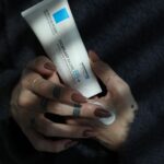 Caroline Receveur Instagram - Comfort in a tube 🩵 Vous le savez les produits @larocheposay m’accompagnent depuis des années et le Baume Cicaplast B5+ a encore une fois sauvé ma peau particulièrement fragilisée ces derniers mois. C’est LE soin réparateur à avoir chez soi, pour toute la famille 🫶🏼 #larocheposay #skincare #cicaplastbaumeb5+