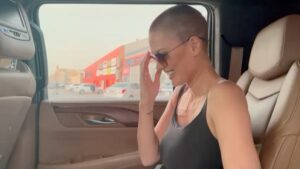 Caroline Receveur Instagram - Aujourd’hui, Mardi 25 Juillet 2023 je suis à l’hôpital.

Une semaine après avoir reçu son 2eme cycle de chimiothérapie, mon corps (et mon esprit) se déshydrate.
Je me sens vide, j’ai perdu le goût des aliments et un peu de la vie aussi. 
Je suis dans la salle d’attente, je craque… 
Moi qui pensais pouvoir garder « ce secret » je n’y arrive plus. Cette solitude souhaitée pour affronter seule cette épreuve me coupe finalement du reste du monde et rajoute un poids à mon quotidien… ce quotidien ponctué par les allers retours à l’hôpital depuis l’annonce de mon cancer du sein il y a 2 mois.
Un cancer du sein agressif certes, mais détecté à un stade précoce.

Sachez que malgré tout je vais bien. La force, l’amour et l’optimisme à toute épreuve d’@hugophilip me font appréhender chaque étape avec plus de légèreté et de rires.
Je suis entre de bonnes mains, j’ai confiance, je suis entourée des gens que j’aime et ma guérison est déjà programmée dans ma tête et dans mon corps.

Je ne sais pas vraiment comment je compte partager ce quotidien avec vous à partir de maintenant… instinctivement comme je l’ai toujours fait… comme aujourd’hui.

Ce qui est sûr c’est que j’aurai des choses à vous partager sur cette expérience quand j’aurai le recul nécessaire pour en faire une force.

Profitez! La vie est courte et imprévisible 🫶🏼

Wish me luck 🤞🏼