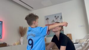 Caroline Receveur Instagram - Aujourd’hui, Mardi 25 Juillet 2023 je suis à l’hôpital.

Une semaine après avoir reçu son 2eme cycle de chimiothérapie, mon corps (et mon esprit) se déshydrate.
Je me sens vide, j’ai perdu le goût des aliments et un peu de la vie aussi. 
Je suis dans la salle d’attente, je craque… 
Moi qui pensais pouvoir garder « ce secret » je n’y arrive plus. Cette solitude souhaitée pour affronter seule cette épreuve me coupe finalement du reste du monde et rajoute un poids à mon quotidien… ce quotidien ponctué par les allers retours à l’hôpital depuis l’annonce de mon cancer du sein il y a 2 mois.
Un cancer du sein agressif certes, mais détecté à un stade précoce.

Sachez que malgré tout je vais bien. La force, l’amour et l’optimisme à toute épreuve d’@hugophilip me font appréhender chaque étape avec plus de légèreté et de rires.
Je suis entre de bonnes mains, j’ai confiance, je suis entourée des gens que j’aime et ma guérison est déjà programmée dans ma tête et dans mon corps.

Je ne sais pas vraiment comment je compte partager ce quotidien avec vous à partir de maintenant… instinctivement comme je l’ai toujours fait… comme aujourd’hui.

Ce qui est sûr c’est que j’aurai des choses à vous partager sur cette expérience quand j’aurai le recul nécessaire pour en faire une force.

Profitez! La vie est courte et imprévisible 🫶🏼

Wish me luck 🤞🏼