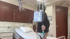 Caroline Receveur Instagram - Aujourd’hui, Mardi 25 Juillet 2023 je suis à l’hôpital.

Une semaine après avoir reçu son 2eme cycle de chimiothérapie, mon corps (et mon esprit) se déshydrate.
Je me sens vide, j’ai perdu le goût des aliments et un peu de la vie aussi. 
Je suis dans la salle d’attente, je craque… 
Moi qui pensais pouvoir garder « ce secret » je n’y arrive plus. Cette solitude souhaitée pour affronter seule cette épreuve me coupe finalement du reste du monde et rajoute un poids à mon quotidien… ce quotidien ponctué par les allers retours à l’hôpital depuis l’annonce de mon cancer du sein il y a 2 mois.
Un cancer du sein agressif certes, mais détecté à un stade précoce.

Sachez que malgré tout je vais bien. La force, l’amour et l’optimisme à toute épreuve d’@hugophilip me font appréhender chaque étape avec plus de légèreté et de rires.
Je suis entre de bonnes mains, j’ai confiance, je suis entourée des gens que j’aime et ma guérison est déjà programmée dans ma tête et dans mon corps.

Je ne sais pas vraiment comment je compte partager ce quotidien avec vous à partir de maintenant… instinctivement comme je l’ai toujours fait… comme aujourd’hui.

Ce qui est sûr c’est que j’aurai des choses à vous partager sur cette expérience quand j’aurai le recul nécessaire pour en faire une force.

Profitez! La vie est courte et imprévisible 🫶🏼

Wish me luck 🤞🏼