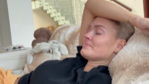 Caroline Receveur Instagram - Aujourd’hui, Mardi 25 Juillet 2023 je suis à l’hôpital.

Une semaine après avoir reçu son 2eme cycle de chimiothérapie, mon corps (et mon esprit) se déshydrate.
Je me sens vide, j’ai perdu le goût des aliments et un peu de la vie aussi. 
Je suis dans la salle d’attente, je craque… 
Moi qui pensais pouvoir garder « ce secret » je n’y arrive plus. Cette solitude souhaitée pour affronter seule cette épreuve me coupe finalement du reste du monde et rajoute un poids à mon quotidien… ce quotidien ponctué par les allers retours à l’hôpital depuis l’annonce de mon cancer du sein il y a 2 mois.
Un cancer du sein agressif certes, mais détecté à un stade précoce.

Sachez que malgré tout je vais bien. La force, l’amour et l’optimisme à toute épreuve d’@hugophilip me font appréhender chaque étape avec plus de légèreté et de rires.
Je suis entre de bonnes mains, j’ai confiance, je suis entourée des gens que j’aime et ma guérison est déjà programmée dans ma tête et dans mon corps.

Je ne sais pas vraiment comment je compte partager ce quotidien avec vous à partir de maintenant… instinctivement comme je l’ai toujours fait… comme aujourd’hui.

Ce qui est sûr c’est que j’aurai des choses à vous partager sur cette expérience quand j’aurai le recul nécessaire pour en faire une force.

Profitez! La vie est courte et imprévisible 🫶🏼

Wish me luck 🤞🏼