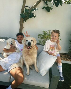 Caroline Receveur Instagram - My boys! 🥹
Welcome home Yashutuyashu 🐶🦴🥷🤍