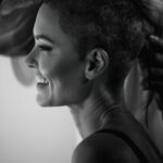 Caroline Receveur Instagram - Il y a 6 mois encore, je vivais dans la peur. La peur de tout perdre, de ne pas être assez, de ne pas y arriver. Mes angoisses et mes doutes, rythmaient mon quotidien bien trop bruyamment. Si on m’avait dit que je continuerai à sourire, à rire et à aimer la vie après l’annonce de mon cancer, je ne l’aurai jamais cru, et pourtant… Aujourd’hui je souris, je ris et je vis encore plus fort! Mes peurs, mes angoisses et toutes mes émotions refoulées font désormais partie du passé. Je ne suis pas complètement guérie physiquement mais je le suis émotionnellement. J’entame aujourd’hui un nouveau chapitre de ma vie, plus heureuse, plus sereine et plus apaisée que jamais, reconnaissante d’avoir traversée ce tunnel pour y trouver la lumière qui illumine désormais ma vie « d’après ». 🥹💙