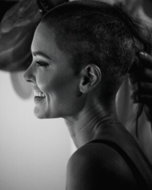 Caroline Receveur Instagram - Il y a 6 mois encore, je vivais dans la peur. 
La peur de tout perdre, de ne pas être assez, de ne pas y arriver. Mes angoisses et mes doutes, rythmaient mon quotidien bien trop bruyamment.

Si on m’avait dit que je continuerai à sourire, à rire et à aimer la vie après l’annonce de mon cancer, je ne l’aurai jamais cru, et pourtant… Aujourd’hui je souris, je ris et je vis encore plus fort!

Mes peurs, mes angoisses et toutes mes émotions refoulées font désormais partie du passé. Je ne suis pas complètement guérie physiquement mais je le suis émotionnellement.

J’entame aujourd’hui un nouveau chapitre de ma vie, plus heureuse, plus sereine et plus apaisée que jamais, reconnaissante d’avoir traversée ce tunnel pour y trouver la lumière qui illumine désormais ma vie « d’après ».
🥹💙
