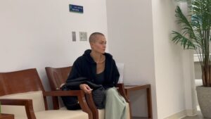 Caroline Receveur Instagram - Aujourd’hui, Mardi 25 Juillet 2023 je suis à l’hôpital.

Une semaine après avoir reçu son 2eme cycle de chimiothérapie, mon corps (et mon esprit) se déshydrate.
Je me sens vide, j’ai perdu le goût des aliments et un peu de la vie aussi. 
Je suis dans la salle d’attente, je craque… 
Moi qui pensais pouvoir garder « ce secret » je n’y arrive plus. Cette solitude souhaitée pour affronter seule cette épreuve me coupe finalement du reste du monde et rajoute un poids à mon quotidien… ce quotidien ponctué par les allers retours à l’hôpital depuis l’annonce de mon cancer du sein il y a 2 mois.
Un cancer du sein agressif certes, mais détecté à un stade précoce.

Sachez que malgré tout je vais bien. La force, l’amour et l’optimisme à toute épreuve d’@hugophilip me font appréhender chaque étape avec plus de légèreté et de rires.
Je suis entre de bonnes mains, j’ai confiance, je suis entourée des gens que j’aime et ma guérison est déjà programmée dans ma tête et dans mon corps.

Je ne sais pas vraiment comment je compte partager ce quotidien avec vous à partir de maintenant… instinctivement comme je l’ai toujours fait… comme aujourd’hui.

Ce qui est sûr c’est que j’aurai des choses à vous partager sur cette expérience quand j’aurai le recul nécessaire pour en faire une force.

Profitez! La vie est courte et imprévisible 🫶🏼

Wish me luck 🤞🏼