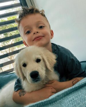 Caroline Receveur Instagram - My boys! 🥹
Welcome home Yashutuyashu 🐶🦴🥷🤍