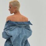 Caroline Receveur Instagram - Back ❤️‍🔥 8 mois sans shooter, sans savoir comment je me sentirai à nouveau devant l’objectif, sans savoir comment j’allais apprivoiser ce nouveau look et … j’ai adoré 🥹 Je n’ai plus à me cacher derrière mes longs cheveux ou ma frange. Je n’ai plus peur, au contraire, je ne me suis jamais sentie aussi puissante. Cette traversée du tunnel était intense mais je prends cette étape de ma vie comme un véritable cadeau de l’univers pour me (re)trouver enfin et (re)naitre 💫 Dubai Design District