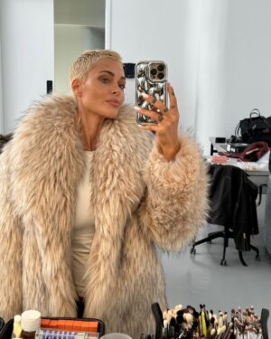 Caroline Receveur Instagram - Back ❤️‍🔥
8 mois sans shooter, sans savoir comment je me sentirai à nouveau devant l’objectif, sans savoir comment j’allais apprivoiser ce nouveau look et … j’ai adoré 🥹
Je n’ai plus à me cacher derrière mes longs cheveux ou ma frange. Je n’ai plus peur, au contraire, je ne me suis jamais sentie aussi puissante. Cette traversée du tunnel était intense mais je prends cette étape de ma vie comme un véritable cadeau de l’univers pour me (re)trouver enfin et (re)naitre 💫