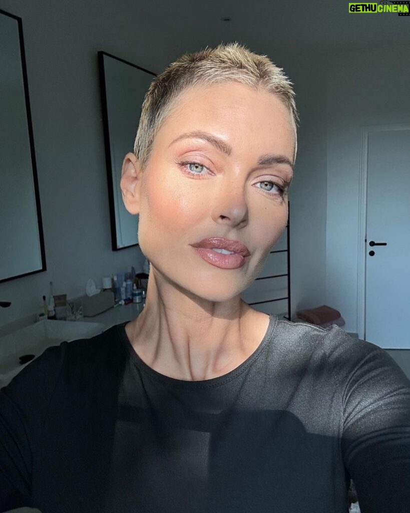 Caroline Receveur Instagram - Things that makes me happy 💛 - banana bread - glowy skin - sunset - pizza & pastas - my favorite human - my sanctuary - watching sunset with my favorite human Dubai, United Arab Emirates