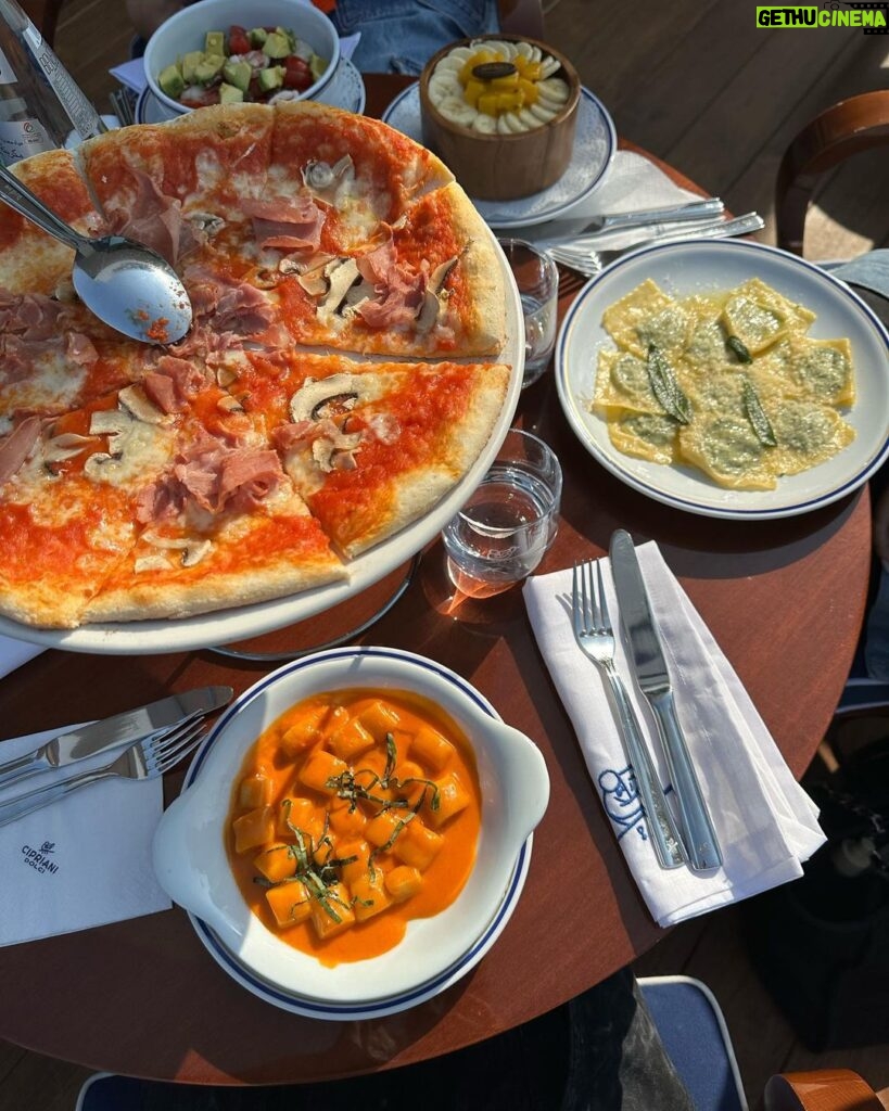 Caroline Receveur Instagram - Things that makes me happy 💛 - banana bread - glowy skin - sunset - pizza & pastas - my favorite human - my sanctuary - watching sunset with my favorite human Dubai, United Arab Emirates
