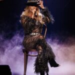 Carrie Underwood Instagram - Fun times in #Vegas !!! Such a great Wednesday night! Thanks for all the love!!! ❤️❤️❤️ #Reflection 📸: @jeffjohnsonimages