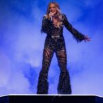 Carrie Underwood Instagram - Fun times in #Vegas !!! Such a great Wednesday night! Thanks for all the love!!! ❤️❤️❤️ #Reflection 📸: @jeffjohnsonimages