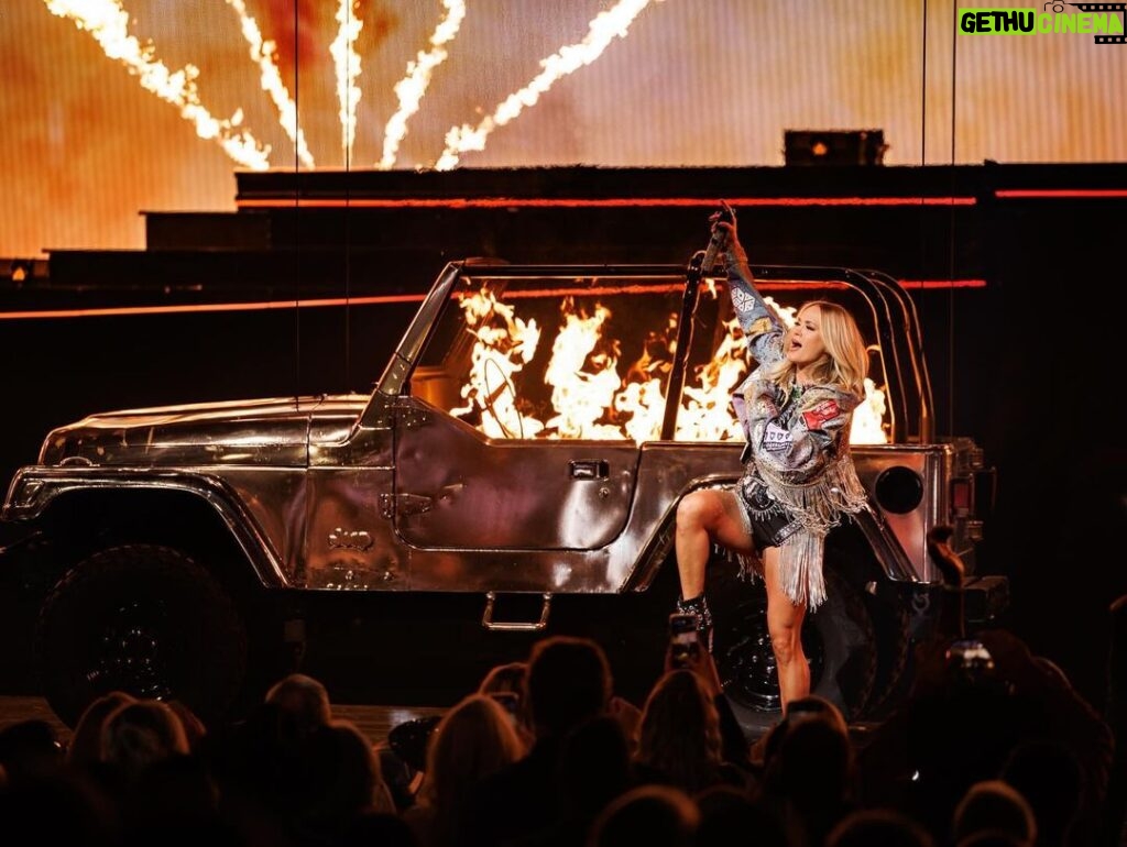 Carrie Underwood Instagram - Fridays are always a good time in #Vegas @resortsworldlv !!! What a crowd!!! You all were giving so much energy and that made us all so happy!!! THANK YOU! ❤❤❤ #Reflection 📸: @jeffjohnsonimages