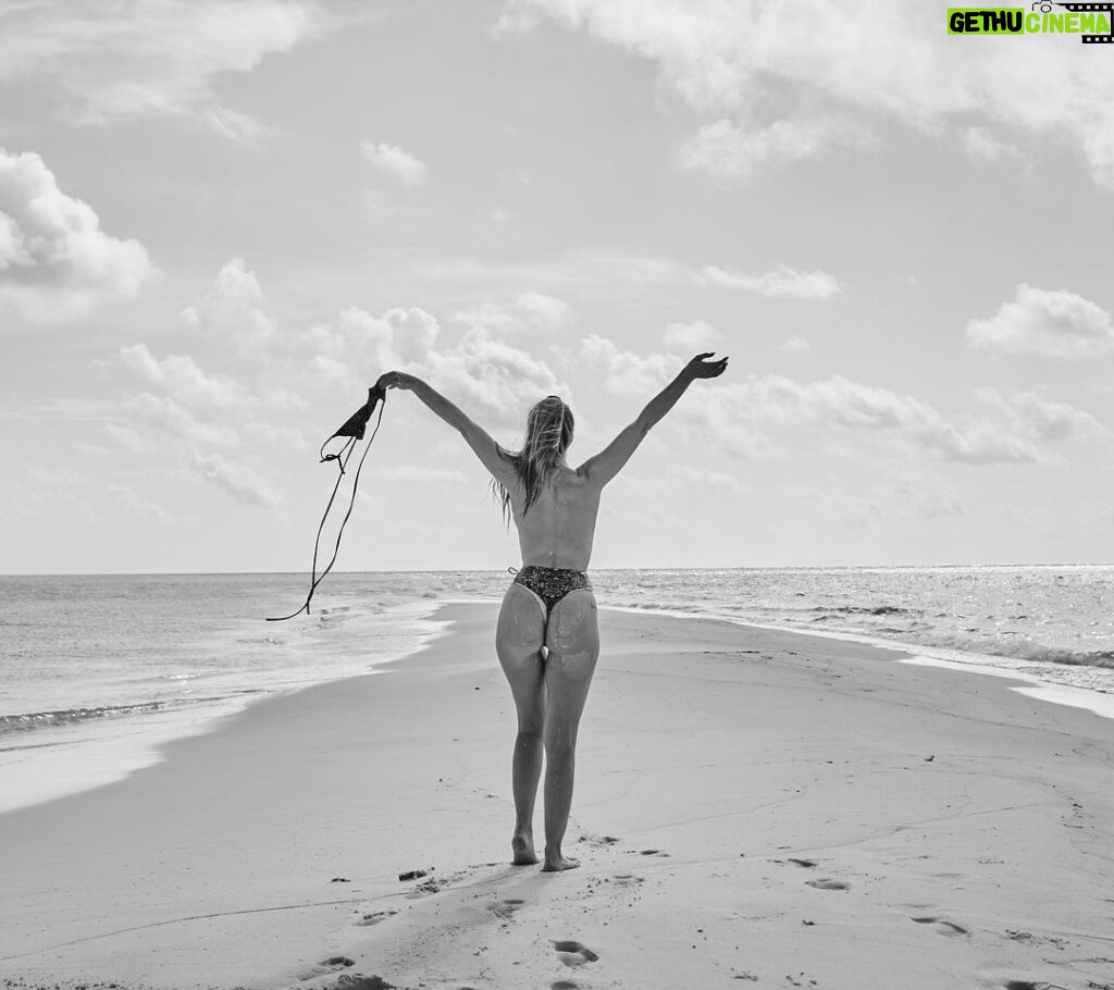 Catarina Jacob Instagram - Felling free like the wind! 🤍🖤 (Aos desinformados neste dia comemora-se o dia internacional sem sutien que alerta as mulheres para a prevenção e apoio ao cancro da mama) #13outubro #nobraday #nobradayoct13 Maldives