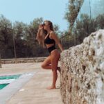 Catarina Jacob Instagram - Cada vez mais surpreendida pela qualidade @prozisportugal este bikini faz me sentir sensual, e no caso de todas ajuda-nos esconder/disfarçar algumas das nossas inseguranças. Na parte da cinta da cueca ele tem uma faixa de compressão para quando estamos inchadas, o sutien tem uma faixa para levantar o peito para que ele não pereça caído, entre muitas outras coisas sobre o tecido que tb é especialmente pensado em nós . Digo vos vale cada €. @prozisportugal 🙌 congrats Braga - Portugal