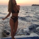 Catarina Jacob Instagram - O bom de viajar é que o podemos viver 3x, na imaginação (enquanto programámos), na experiência (quando realmente la estamos e vivenciamos) e na memória (quando recordamos) 🥰Greece Akrotiri, Santorini