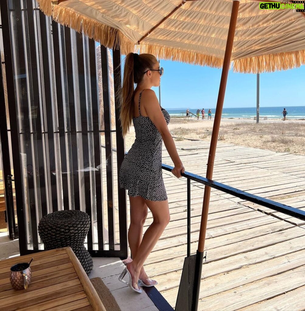 Catarina Jacob Instagram - 🏖15 anos depois a vibe não mudou…. Volta sempre onde foste feliz! #costadacaparica Costa De Caparica, Setubal, Portugal
