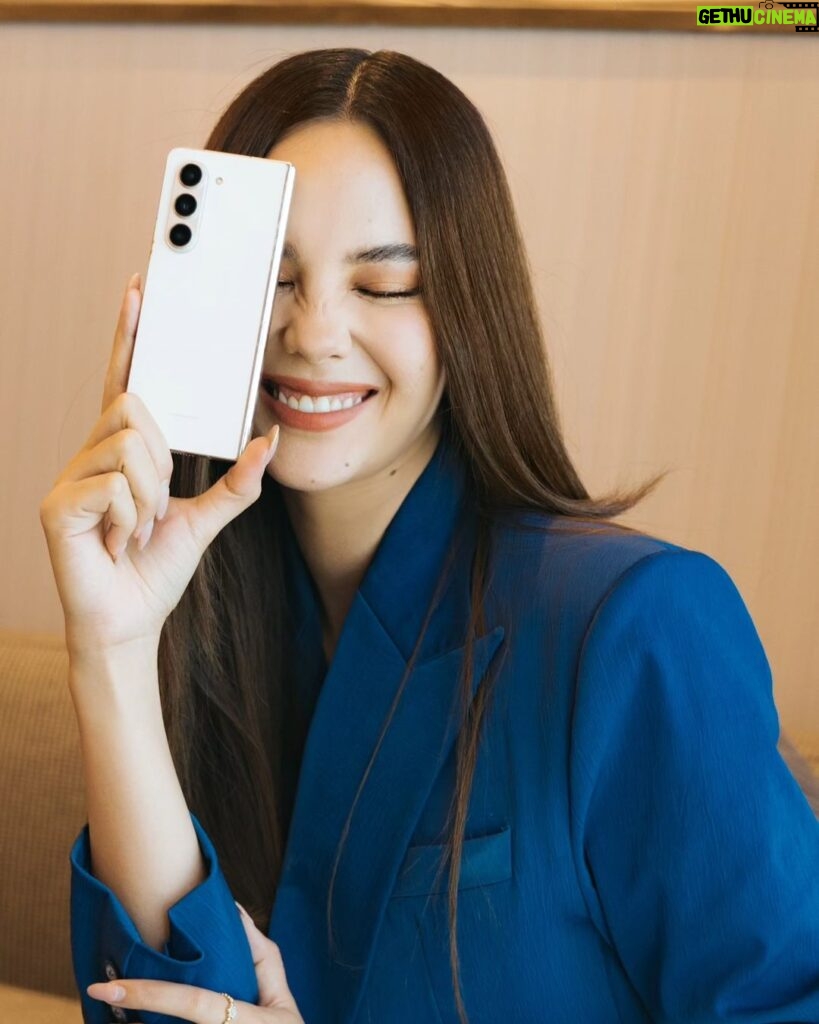 Catriona Gray Instagram - Ever trusty sidekick 💙 Galaxy Z Fold5 @samsung @samsungph #TeamGalaxy