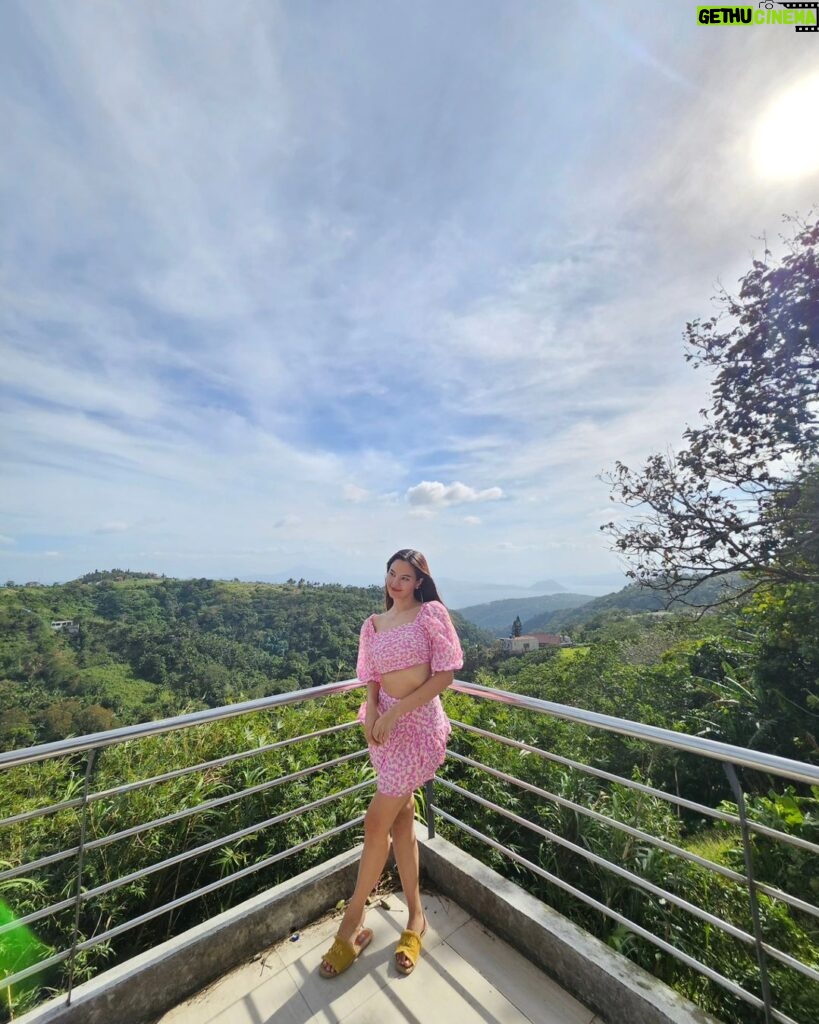 Catriona Gray Instagram - A day out with the pamili 💗 @lizalvarez.ph @styledbypatrickhenry @jololuarca missing mama @justine.aliman19 Wearing @hm 🌸 #HM Tagaytay City