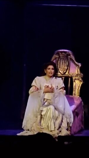 Cecilia Milone Instagram - La última carta.
La última función.
#Drácula #Rosario #ChauMina
@teatrobroadwayrosariook
Video: @costaokis
PD: Valóreseme que mantengo el papel a la distancia que lo hubiera puesto a los 22 y no a la que me obligaría mi presbicia de los 54. 😜