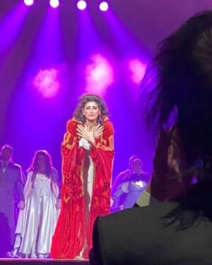 Cecilia Milone Instagram - Así de agradecida por tu música.
Así de unida a ese #SoñarHastaEnloquecer que estrené yo solita leyendo la carta de Jonathan, sentada al borde de la cama de Mina aquel 29 de agosto.
Para siempre, @angelmahlerok, estás ahí, en mi corazón.
Foto: @manugricolo