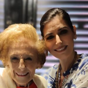 Cecilia Milone Instagram - Ella es la #SeñoritaBeatriz.
Mi maestra de 2º grado B.
Mi más querida maestra.
Ella me miró y me vio. Ella recuerda cosas que le dije a esa edad… como que quería ser actriz. “-¿Actriz de cine?”, me preguntó. Y yo le contesté: “-No, de teatro”.
Yo no recodaba haberlo dicho, desde tan pequeña.
Pero sí, me acuerdo haberlo sentido a los casi 3 años, cuando vi a una nena tan chiquita como yo, en un escenario en #Miramar porque #IrmaRoy estaba haciendo una gira y fuimos con mis padres a ver la obra. Ella, estaba ahí.
Esa nena era @carolinapapaleo y de ella es esta frase: 
“Nada malo te puede pasar arriba de un escenario, ni siquiera… morirte”.
Hace unos días, durante el saludo, ahí parada, en el escenario, me pasó algo bueno, algo DEL BIEN: #Beatriz estaba sentada en la primera fila del @teatroastralok viendo @portenasok. 
MI MAESTRA (la segunda madre) que hoy con casi 55 años, me doy cuenta que ha sabido de mí, todavía, ¡más que la primera!
…Mi mamá, cuando lloraba, solía decirme que era demasiado sensible. A mí, me sonaba a defecto. A estar “fallada”.
Ella, hoy, así con 97 años… tan clara, y tan docente, como entonces… me habla de mi sensibilidad, que era evidente. ¡Qué distinto, suena!
Cuando le dije: “-No sé cómo hice sola, mi profesión, teniendo que mantener a mi mamá desde los 19 años”, me respondió:
“-No hiciste, ¡sos! …Y @pepecibrianc vio, lo que vi yo”.
Tenía 7 años cuando la elegí como mi maestra FAVORITA, y qué bien la elegí.
¡Cómo me ha salvado, a mí, el colegio! 
…Mi inolvidable escuela primaria #CoronelIsidoroSuárez en mi amado barrio de #SanTelmo.
¡Qué NECESARIA has sido, en mi vida, #Beatriz!
#TeAmo desde siempre, y para siempre.
P.D.: Escuchen a los niños. Ya tienen alma. ¡No lo olviden!