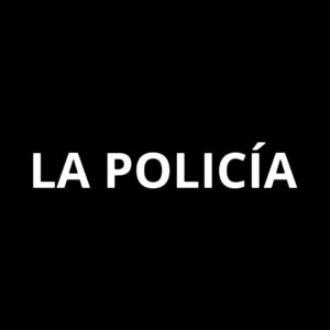 Cecilia Milone Instagram - El único episodio con la policía que tuve en mi vida 
(en medio de una discusión) sucedió el 15 de mayo de 1991.  Muchos de mis compañeros del DRÁCULA ORIGINAL recuerdan mi angustia de esos días.  Mis padres llevaban 4 años separados.
Mi papá se presentó, precisamente el día del censo por alguna estrategia legal que no recuerdo. La chica del censo presenció todo.
Discutían: mi papá de afuera, y mi mamá desde adentro, con la puerta cerrada, entre los dos…
Ni sé lo que decían… sólo recuerdo que sus gritos me dolían más en el alma que en los oídos…
Yo ya no era una nena, tenía 22 años… pero quienes tenían que protegerme estaban ahí exponiéndose frente a todos los vecinos que iban asomándose al pasillo.
Me recuerdo sola.  Desesperada, y sola.  Sin saber qué hacer, como metida en la escena de una película que no terminaba más.  Fui al teléfono y llamé a la policía. Tampoco sé qué dije…. Pero llegaron.  Yo vi, desde la mirilla como le calmaban la mente a mi papá… que recién tomó conciencia cuando los vio…
Y hubo una serenidad de pronto.
Todos rotos.
Todos tristes.
Ellos, yo.
Machi y Princy, los dos perritos que teníamos.
Me duele el recuerdo, todavía.
Pero a mí, a esta altura de mi vida… sólo me duele, lo que me duele a mí, no lo que inventan… ya NADIE me lastima.
#MentirasQueCirculan #FewNews ¡No hagan caso!