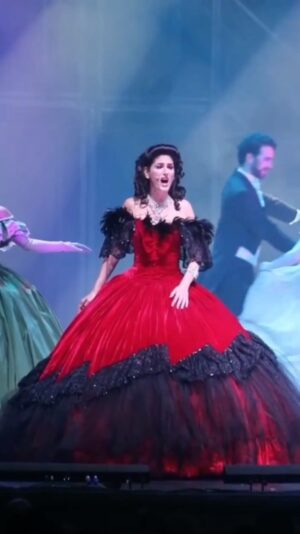 Cecilia Milone Instagram - ¡Rosario, SIEMPRE, Rosario! ❤️🧛🏻‍♂️ 
¡Gracias, @phluisfrontini por tu compañía y por tan bellas imágenes!
#Gira @dracula.elmusical.2022