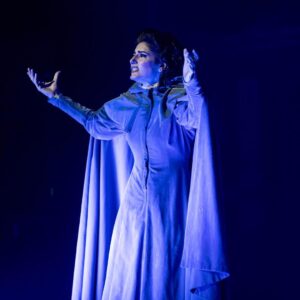 Cecilia Milone Instagram - En el @teatromercedessosa Fotaza de @florenlamasok 
#TusSueñosDóndeHanIdo #Tucumán @dracula.elmusical.2022
