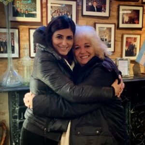 Cecilia Milone Instagram - A 30 años de conocernos… foto en #BahíaBlanca con @mahlerliliana 
Charlas, emociones, y Drácula, siempre Drácula..