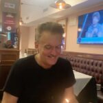 Cecilia Milone Instagram - Y después del estreno de @mastertangoshow seguimos de festejo porque arrancó el cumple de @rubencalegari NUESTRO BATERISTA FAVORITO. ¡TODO EN PLAN: CELEBRAR LA VIDA Y EL ARTE! Te deseo una repetición de nacimiento a todo RITMO, Rub. 🥁 ¿A quién sino a vos! 😃💪🏻❤️ Te quiero mucho. ¡GRACIAS, @avsantafe1234 por el cariño y la súper torta! 🎂