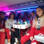 Cecilie Steinmann Neess Instagram - I går toppet livet seg!!! takket være disse nydelige russejentene som har navngitt vanen sin "SukCess2018"👑 Det sa seg selv at jeg bare MÅTTE møte dem, og i går kom de kjørende inn foran @latteroslo #GÅSEHUD!! Jeg smilte med hele fjeset og ble uglycry-rørt på et tidspunkt også. Det er ting som dette som gjør jobben min til verdens beste jobb!! Jeg er FOR takknemlig! Keep Climbing! #sukCess @sukcess2018. (📸 @alexbraathen )