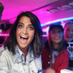Cecilie Steinmann Neess Instagram - I går toppet livet seg!!! takket være disse nydelige russejentene som har navngitt vanen sin "SukCess2018"👑 Det sa seg selv at jeg bare MÅTTE møte dem, og i går kom de kjørende inn foran @latteroslo #GÅSEHUD!! Jeg smilte med hele fjeset og ble uglycry-rørt på et tidspunkt også. Det er ting som dette som gjør jobben min til verdens beste jobb!! Jeg er FOR takknemlig! Keep Climbing! #sukCess @sukcess2018. (📸 @alexbraathen )