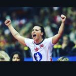 Cecilie Steinmann Neess Instagram - Jeg aner ikke hvor mange ganger jeg har stått i sofaen, klappet i hendene og skreket navnet hennes i ellevill jubel! For talentet Nora! For vinnerskallen! For verdens beste håndballspiller! - Hun har blitt krenket på det groveste. Å bli hacket og få private bilder delt på nettet er en hver jentes værste mareritt. Og det kan skje hvem som helst!! Motet hun viser i dag ved å stå opp og ta kampen på vegne av så mange jenter der ute er beundringsverdig! Nok er nok! Nå må vi brette opp ermene og stå sammen for å få stoppet denne trenden en gang for alle. #sharingisNOTcaring