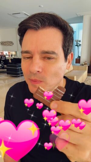 Celso Portiolli Instagram - Vocês também têm essas dúvidas?
Que bom que entre Biscoito ou Chocolate, a @cacaushow entregou os dois!
Não deixe de conferir o novo lançamento da linha Biscoiteria, com 8 novos biscoitos deliciosos.
E tem promoção de 2 unidades por R$24,90, corre lá pro site!
Você vai se apaixonar.