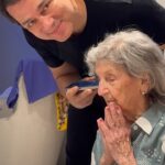 Celso Portiolli Instagram - Hoje é o aniversário dela, 97 anos. 🙏 O Pastor Junior fez uma oração pela saúde da minha mãe. Ela ouvindo a oração é a coisa mais linda. 🙏