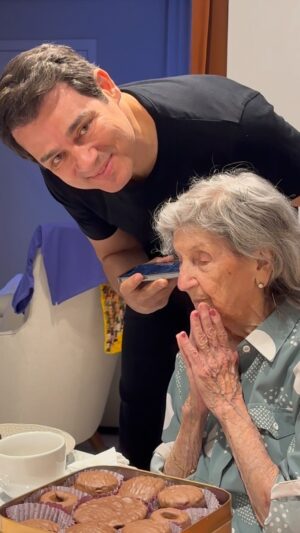 Celso Portiolli Instagram - Hoje é o aniversário dela, 97 anos. 🙏 O Pastor Junior fez uma oração pela saúde da minha mãe. Ela ouvindo a oração é a coisa mais linda. 🙏