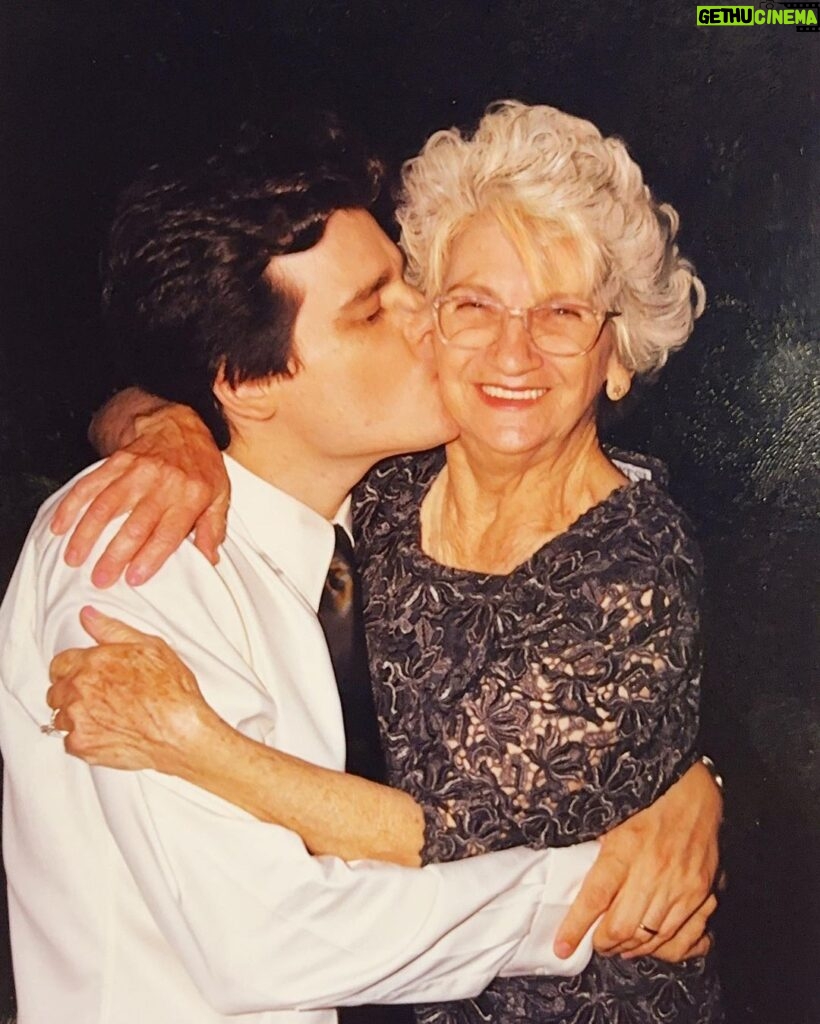 Celso Portiolli Instagram - Sempre me perguntam: "Você é filho do Silvio?" Encontrei esta foto com minha mãe no meu casamento. SOU FILHO DA HEBE. 😂😂😂
