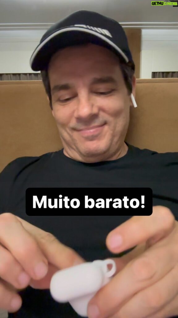 Celso Portiolli Instagram - Saiu quase de graça meu fone novo. 😂😂😂