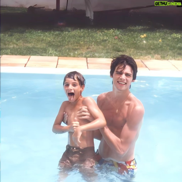 Celso Portiolli Instagram - Fotinho do gatinho novinho. Essa foto foi tirada em Maringá, eu na piscina com meu sobrinho Junior. Aproveitei e fiz montagens com inteligência artificial.