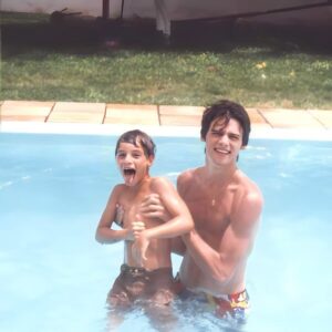 Celso Portiolli Instagram - Fotinho do gatinho novinho. Essa foto foi tirada em Maringá, eu na piscina com meu sobrinho Junior. Aproveitei e fiz montagens com inteligência artificial.