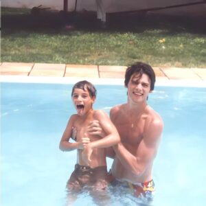 Celso Portiolli Instagram - Fotinho do gatinho novinho. Essa foto foi tirada em Maringá, eu na piscina com meu sobrinho Junior. Aproveitei e fiz montagens com inteligência artificial.