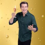 Celso Portiolli Instagram - O primeiro brinde de 2024 está chegando e com Cereser torna-se ainda mais especial. Momento de celebrar com a família, os amigos e agradecer por um ano que se foi e esperar o que está por vir. Nestes momentos especiais, virou tradição a Cereser te acompanhar e dessa vez além de brindar, você pode concorrer a um prêmio de R$150mil e vários prêmios instantâneos de R$100. Basta comprar a sua Cereser, pegar a nota fiscal e se cadastrar no site www.promocaocereser.com.br, assim, você garante um número da sorte para o sorteio final e ainda tem a chance de ganhar um prêmio instantâneo. Não dá para ficar de fora, participe já e Vem Brindar com Cereser! #vembrindarcereser @cereserautentica