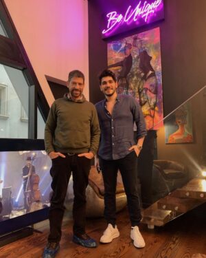 Cemal Hünal Instagram - IV tedavim tüm hızıyla devam ediyor. Doktor arkadaşım @drerenunal ile emin ellerdeyiz. ✌🏻