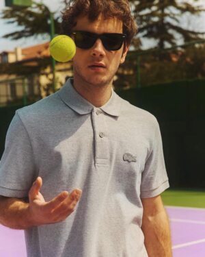 Cemrehan Karakaş Instagram - -Lacoste klasikleşmiş Polo t-shirtlerinin atık malzemelerini yeniden hayata döndürerek* ; yeni loop poloyu yaratıyor...
#DurableElegance
#LoopPolo
@lacoste

-Bu polo geri dönüştürülmüş atık malzemelerden üretilmiştir.
#DurableElegance
#LoopPolo
@lacoste