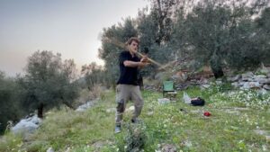 Cemrehan Karakaş Instagram - Soldan sağa :  allah diyerek uzerime atlayan sandalye yuzunden cizemeyisim,kamışı dönderemeyişim,istediğim hareketi yapamayışım
