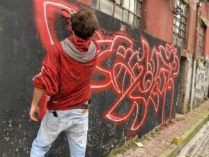 Cemrehan Karakaş Instagram - Boyaları çalan çocuklar boncuklu tabanca çatışmasına giren ergenler sigara icip tutulan esnaf ve çalan kornalar arasında odaklanma çabam  #streetart #aerosolart #mural #graffiti #artist #neonlights  #streetstyle #spraypaint
