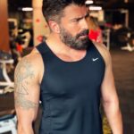 Cenk Torun Instagram - “Yaşlandığımız için egzersiz yapmayı bırakmayız, egzersiz yapmayı bıraktığımız için yaşlanırız” #personaltrainer #marsathleticclub #workout #gymmotivation MAC Ortaköy