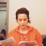 Ceyda Olguner Instagram - #tb #sahne #hazırlık #setarkası #backstage ; #ezber yapmak #ciddi bi iş 🤪 ( #memorizing serious #business )